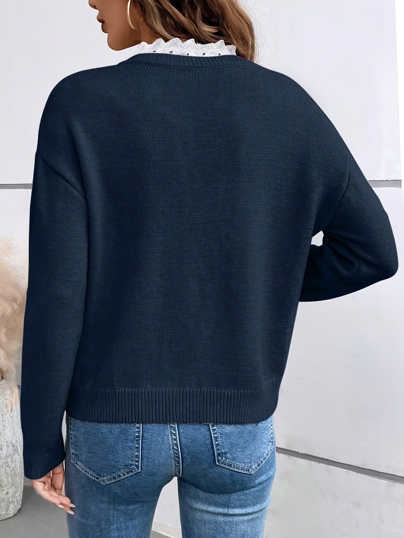 | Sweter z koronkowym detalem